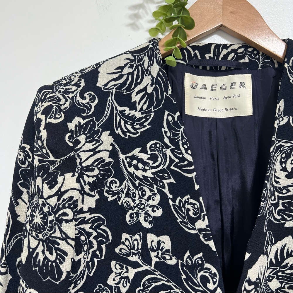 Vintage Jaeger 100% Pure Wool Cropped Navy & Cream Floral Blazer Jacket - Picture 3 of 11